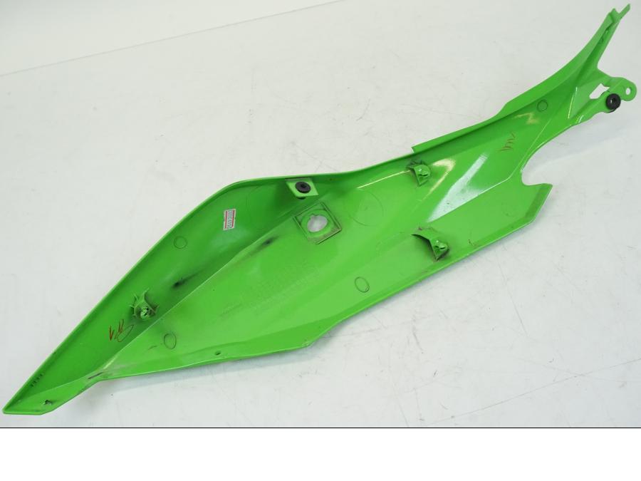 Höger sida på Bakvinge från en Kawasaki NINJA 400 -2020 motorcykel.