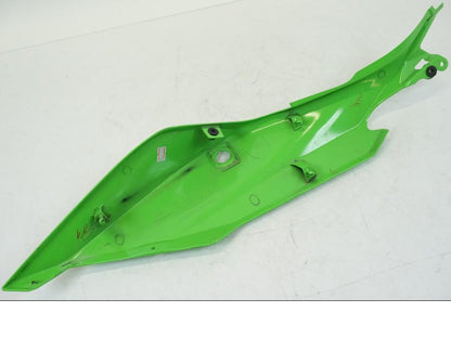 Höger sida på Bakvinge från en Kawasaki NINJA 400 -2020 motorcykel.