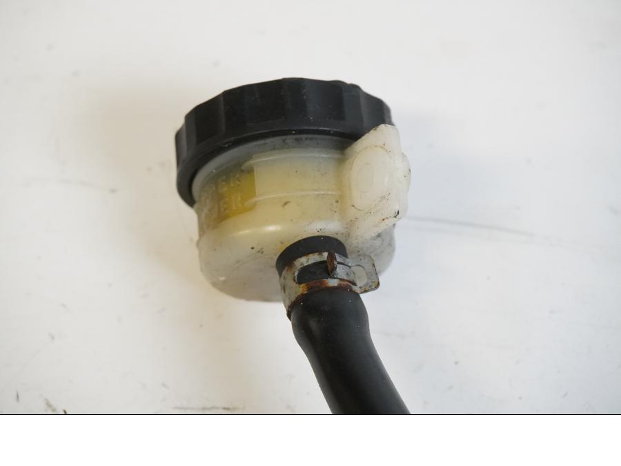 Vänster sida på Bromshuvudcylinder från en Kawasaki GPX 750 R -1987 motorcykel.