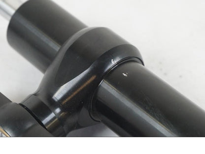 Snett nerifrån på Styrdämpare från en KTM 1290 Super Duke R EVO -2023 motorcykel.