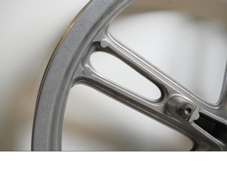 Snett nerifrån på Fälg från en Yamaha YZF-R 125 -2009 motorcykel.