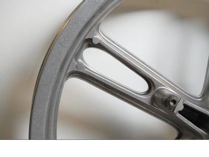 Snett nerifrån på Fälg från en Yamaha YZF-R 125 -2009 motorcykel.