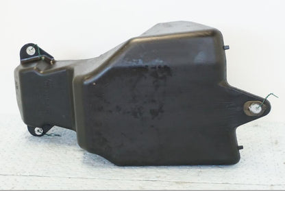 Snett nerifrån på Bensintank från en Yamaha X-Max 250 -2016 scooter.