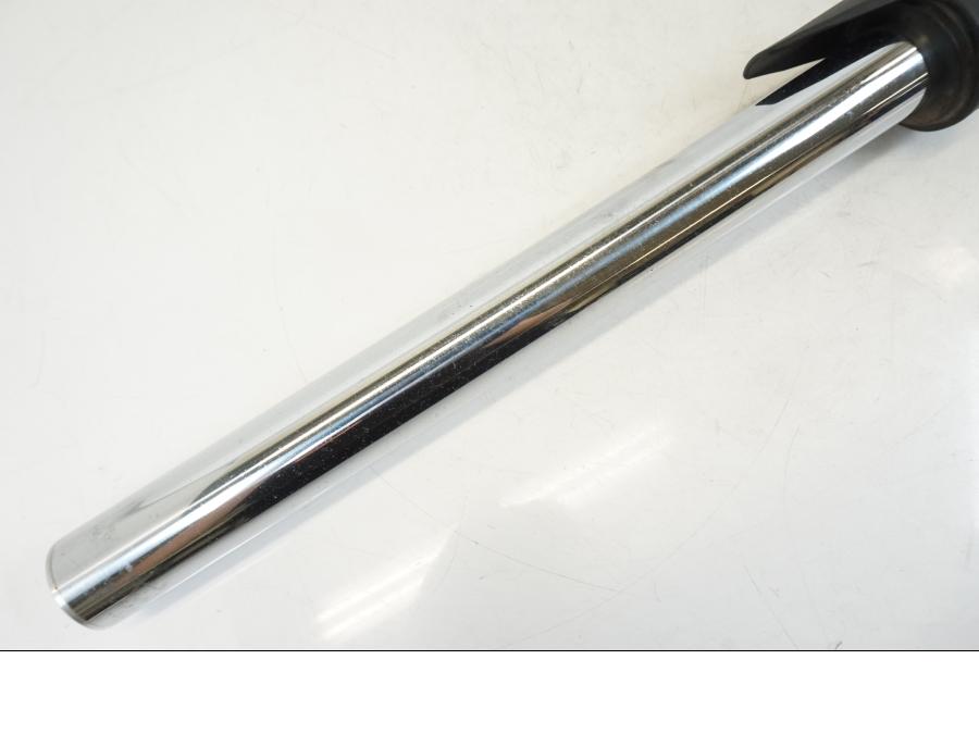 Snett nerifrån på Gaffelben från en Yamaha XSR 700 -2016 motorcykel.