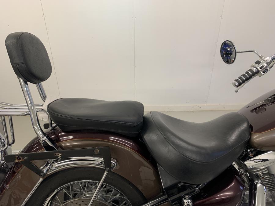 Framsidan på Sadel från en Yamaha XV 1600 -2001 motorcykel.