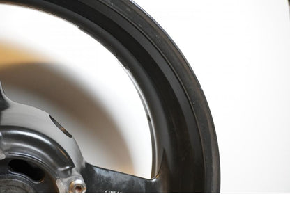 Vänster sida på Fälg från en Triumph Daytona 650 -2005 motorcykel.