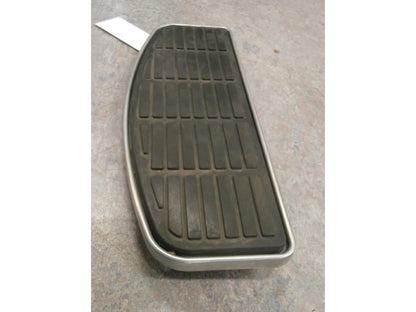 Snett nerifrån på Fotplatta från en Suzuki VLR 1800 -2008 motorcykel.