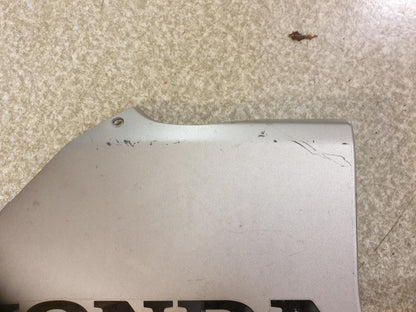 Baksidan på Magkåpa från en Honda CBR 600 RR -2003 motorcykel.