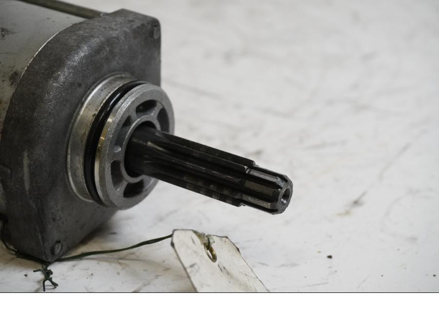 Baksidan på Startmotor från en Suzuki DL 1000 -2003 motorcykel.