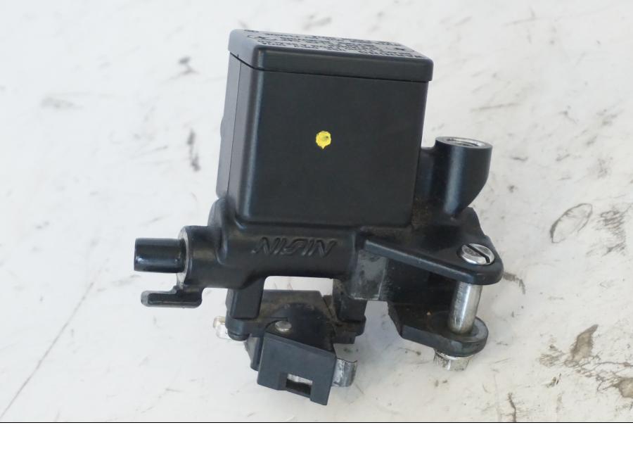 Framsidan på Bromshuvudcylinder från en Honda SH 300 A -2011 scooter.