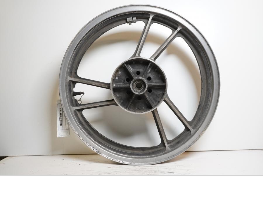 Extrabild2 på Fälg från en Suzuki GSX 400 -1983 motorcykel.