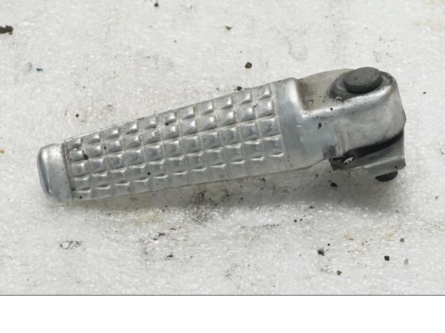 Framsidan på Fotpinne från en Suzuki SV 650 -2006 motorcykel.