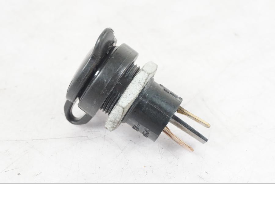 Baksidan på El uttag 12 V från en BMW R 1200 GSA -2012 motorcykel.