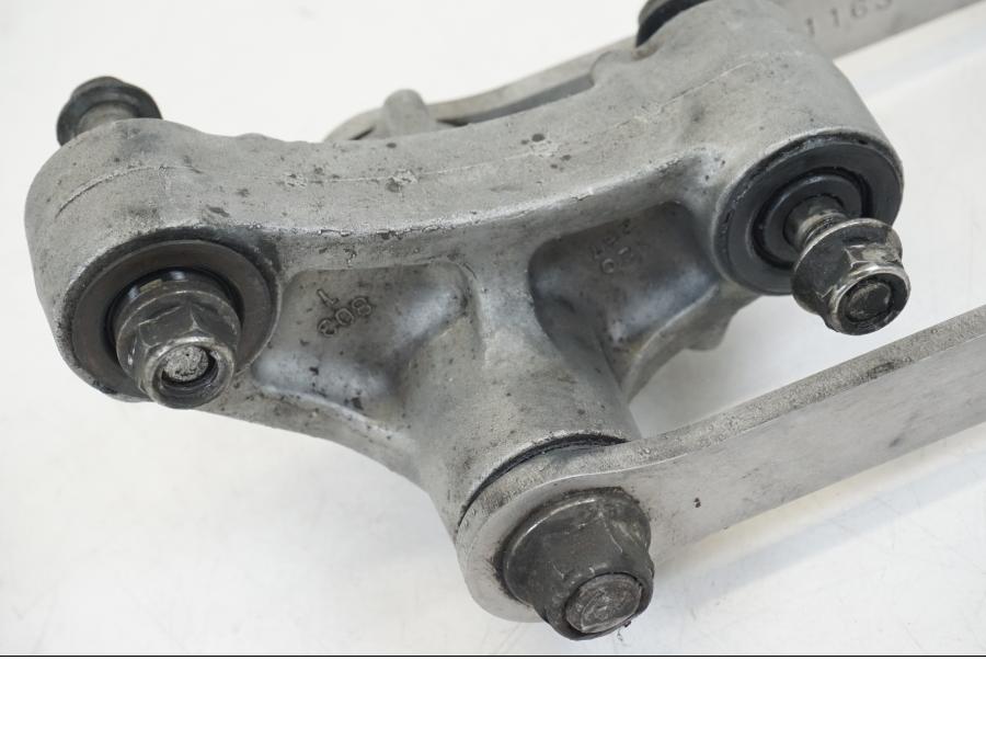 Vänster sida på Stötdämparlänkage från en Kawasaki ZX-12R -2000 motorcykel.