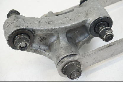 Vänster sida på Stötdämparlänkage från en Kawasaki ZX-12R -2000 motorcykel.