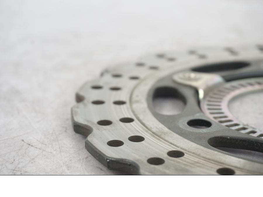 Vänster sida på Bromsskiva från en Kawasaki Ninja 300 -2013 motorcykel.