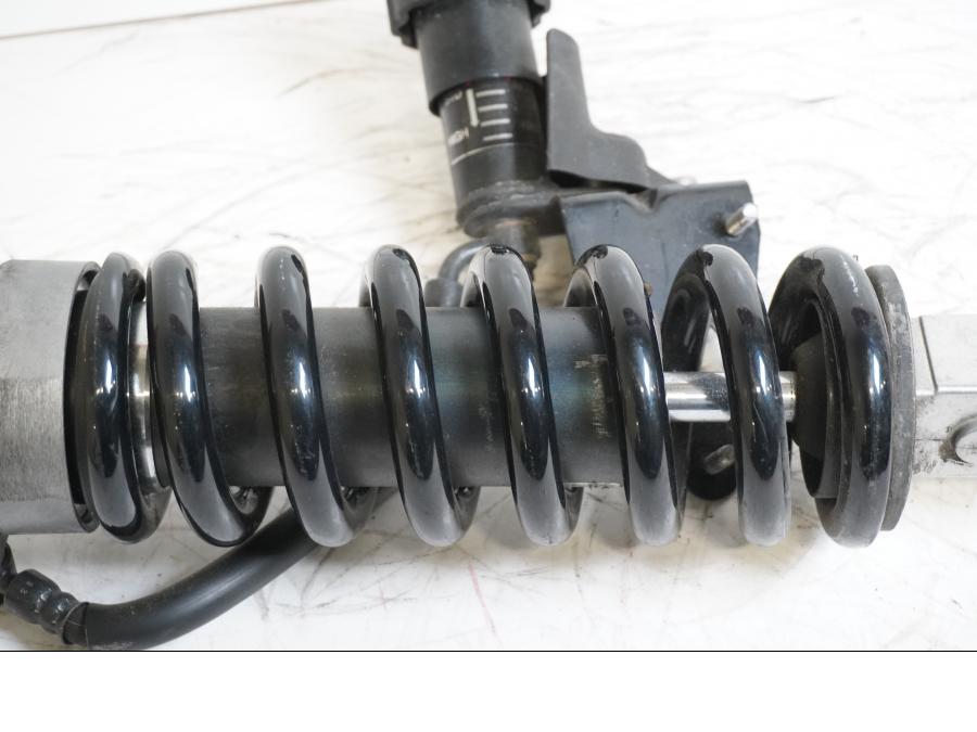 Snett nerifrån på Stötdämpare från en Triumph Sprint GT -2011 motorcykel.