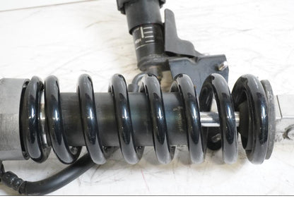 Snett nerifrån på Stötdämpare från en Triumph Sprint GT -2011 motorcykel.