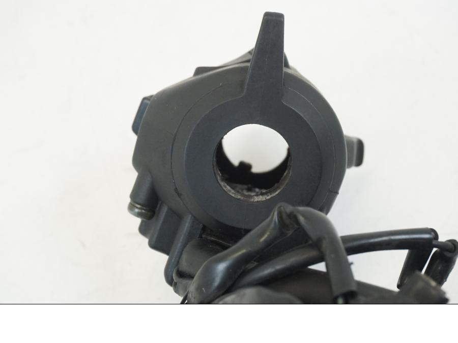 Snett nerifrån på Styrelreglage från en Honda CB 750 -2002 motorcykel.