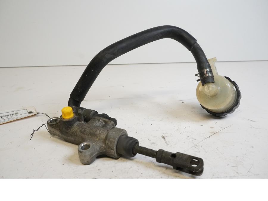 Baksidan på Bromshuvudcylinder från en Yamaha FZR 1000 -1993 motorcykel.