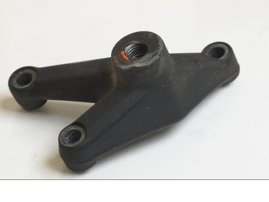 Höger sida på Motorfäste från en KTM 1190 Adventure -2015 motorcykel.