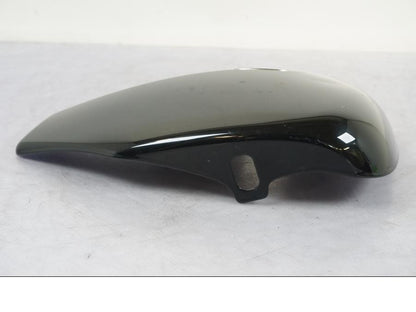 Baksidan på Sidopanel från en H-D Sportster 883 XL -2007 motorcykel.