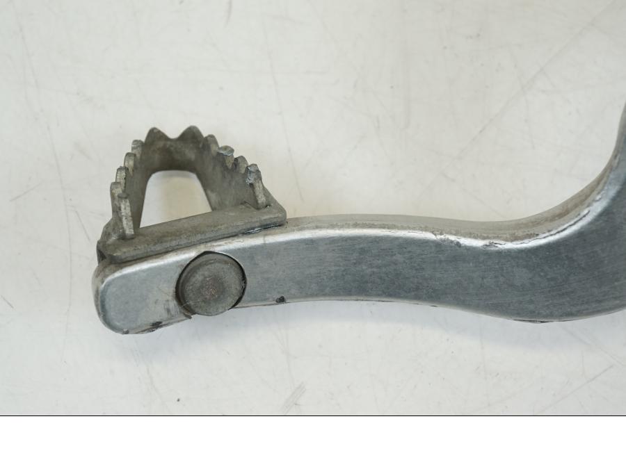 Snett uppifrån på Bromspedal från en Yamaha XT 1200 A -2010 motorcykel.