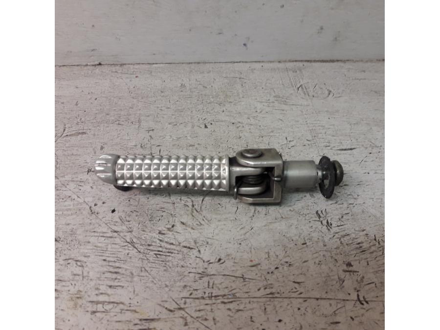 Framsidan på Fotpinne från en Yamaha YZF 1000 R1 -2003 motorcykel.