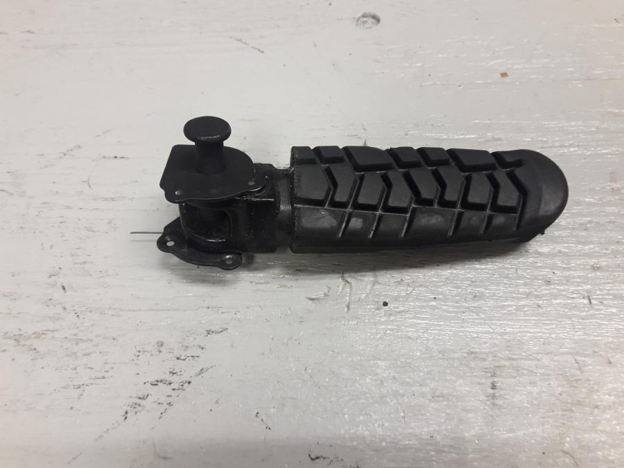 Framsidan på Fotpinne från en KTM 125 Duke -2017 motorcykel.