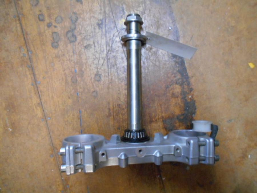 Framsidan på Gaffelkrona från en Husqvarna TR 650 Strada -2012 motorcykel.