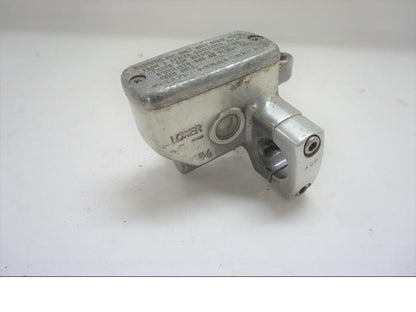 Framsidan på Bromshuvudcylinder från en Yamaha XVZ 1300 -1997 motorcykel.