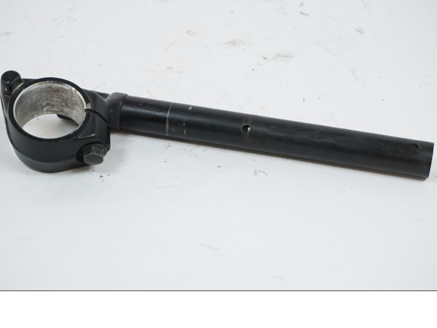 Snett uppifrån på Styre från en Honda CBR 600 -1998 motorcykel.