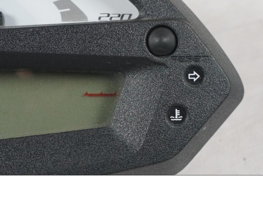 Vänster sida på Instrumentpanel från en Kawasaki ER-6N ABS -2010 motorcykel.