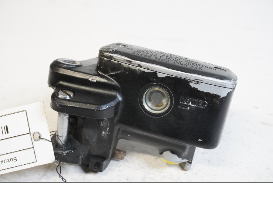 Framsidan på Bromshuvudcylinder från en Suzuki M 1800 -2009 motorcykel.