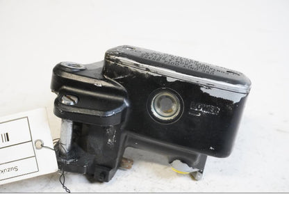 Framsidan på Bromshuvudcylinder från en Suzuki M 1800 -2009 motorcykel.