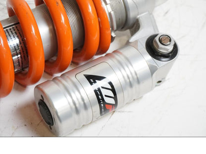 Baksidan på Stötdämpare från en KTM 990 Super Duke R -2010 motorcykel.