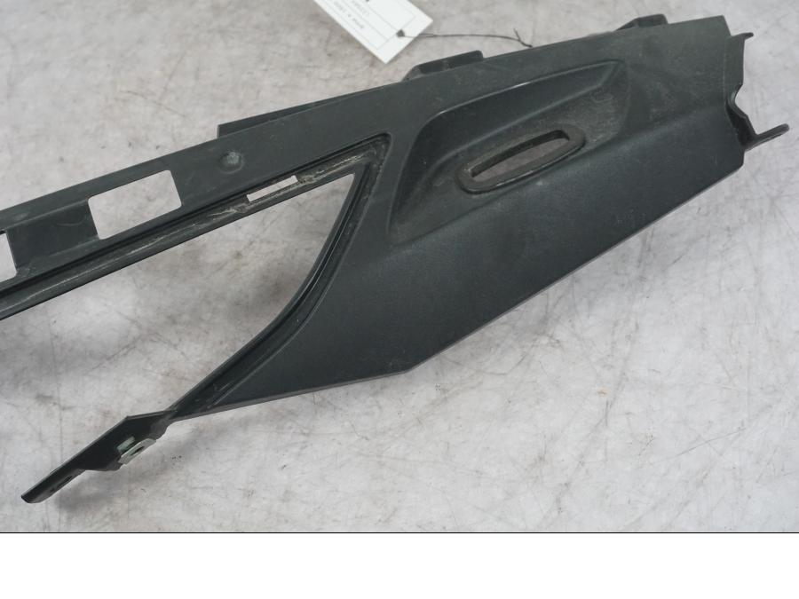 Vänster sida på Bakvinge från en BMW K 1600 GTL -2015 motorcykel.