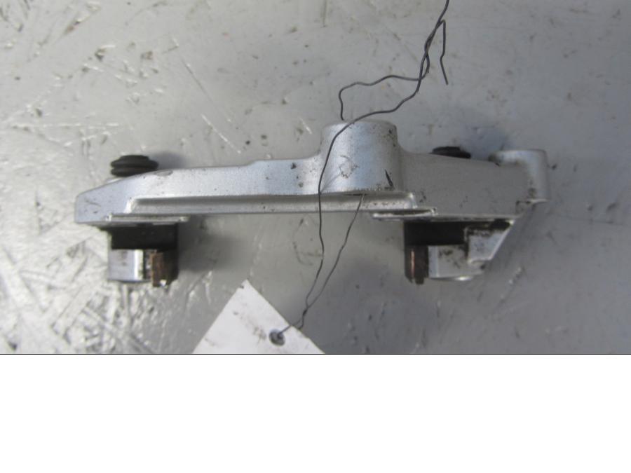 Baksidan på Bromsoksfäste från en Yamaha XVS 1100 -2002 motorcykel.