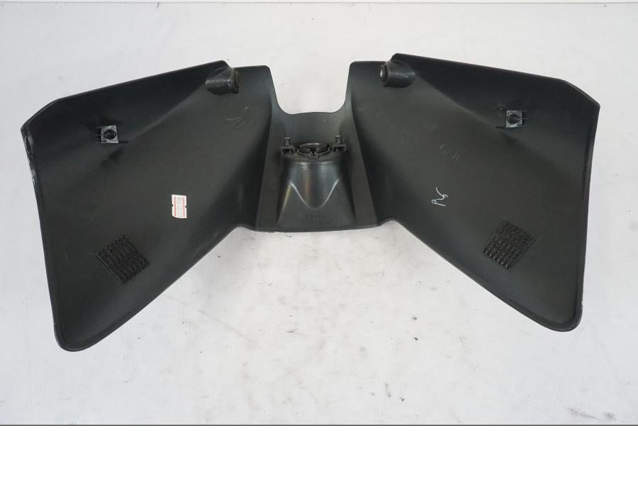 Snett uppifrån på Bensintankskåpa från en Kawasaki ER-6N -2012 motorcykel.