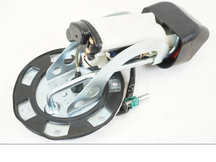 Snett nerifrån på Bensinpump insprut från en Honda CB 600 F -2008 motorcykel.