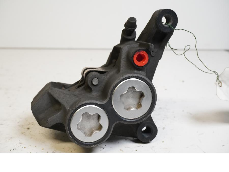 Framsidan på Bromsok från en Yamaha XV 1700 -2003 motorcykel.