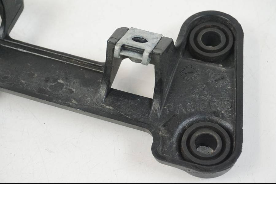 Extrabild1 på Instrumentpanelsfäste från en Aprilia RS 125 -2008 motorcykel.