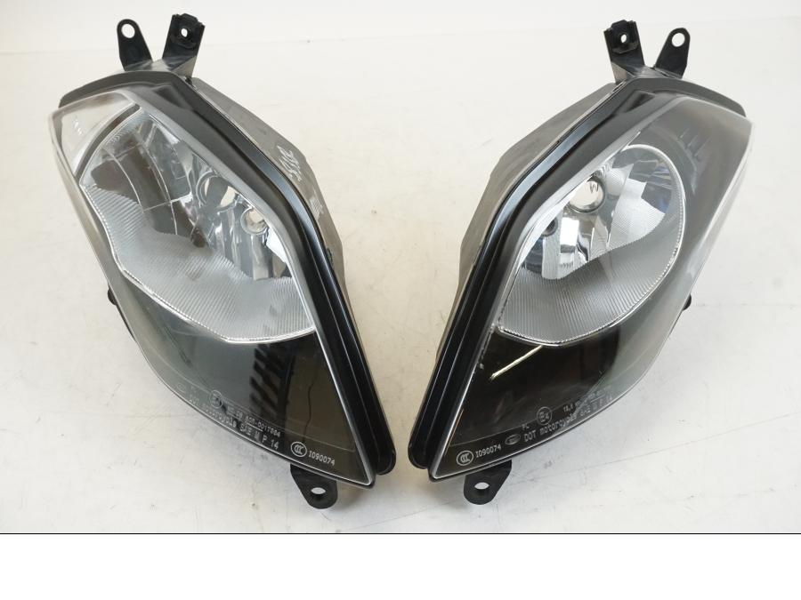 Framsidan på Strålkastare från en BMW S 1000 XR -2014 motorcykel.