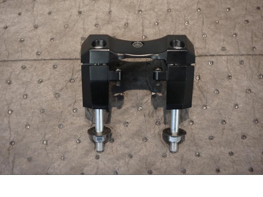 Framsidan på Styrfäste från en Yamaha V-Max 1700 -2010 motorcykel.