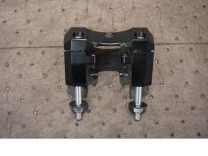 Framsidan på Styrfäste från en Yamaha V-Max 1700 -2010 motorcykel.