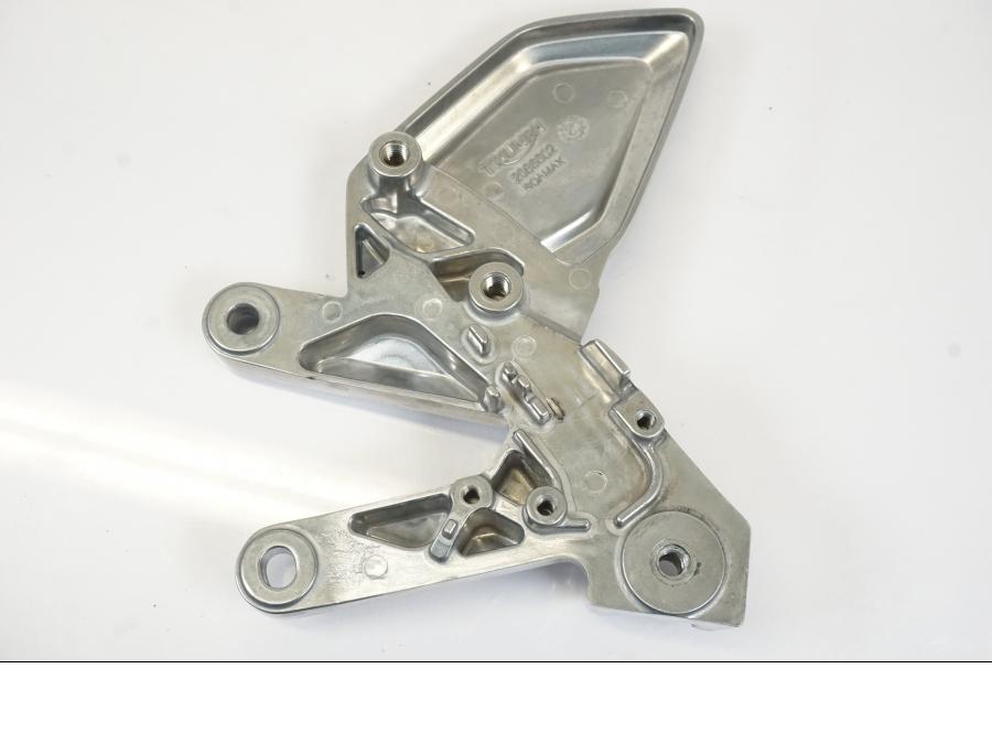 Höger sida på Fotpinnefäste från en Triumph Trident -2021 motorcykel.