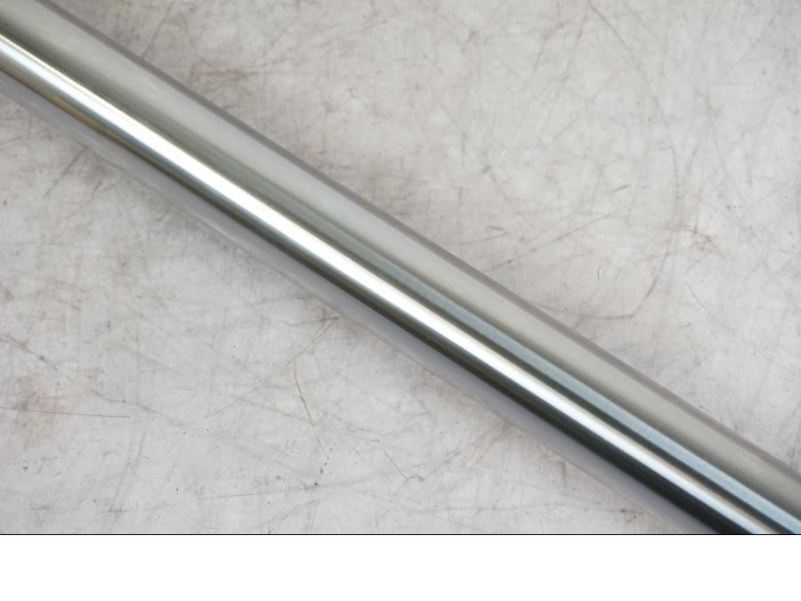 Snett nerifrån på Gaffelben från en Suzuki K50 -1980 motorcykel.