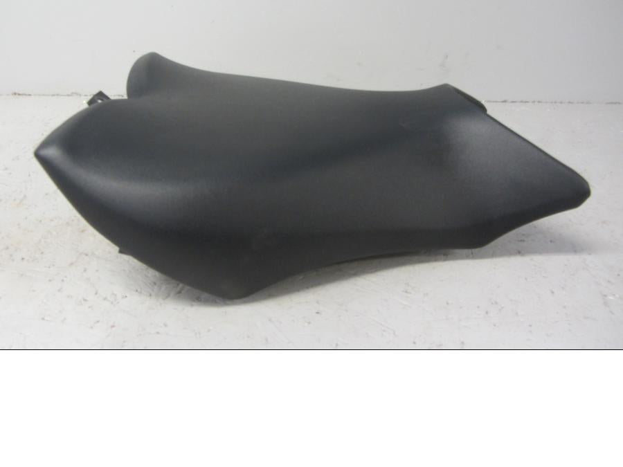 Baksidan på Sadel från en Honda CB 1000 R -2010 motorcykel.