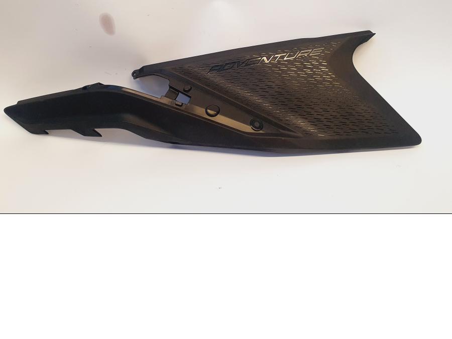 Framsidan på Sidopanel från en KTM 390 Adventure -2021 motorcykel.