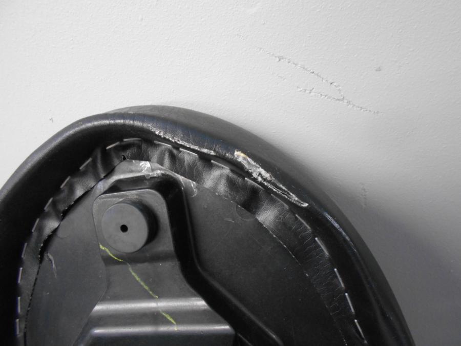 Vänster sida på Sadel från en Yamaha Delight -2014 motorcykel.